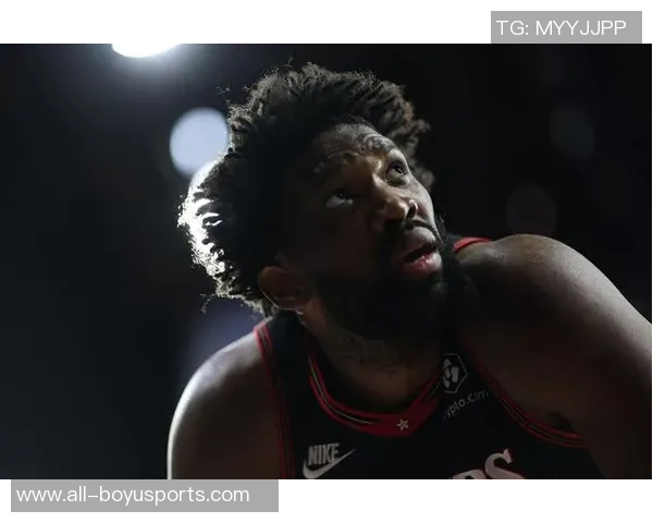 恩比德全能表现28投11中砍下34分10篮板8助攻罚球命中率极高